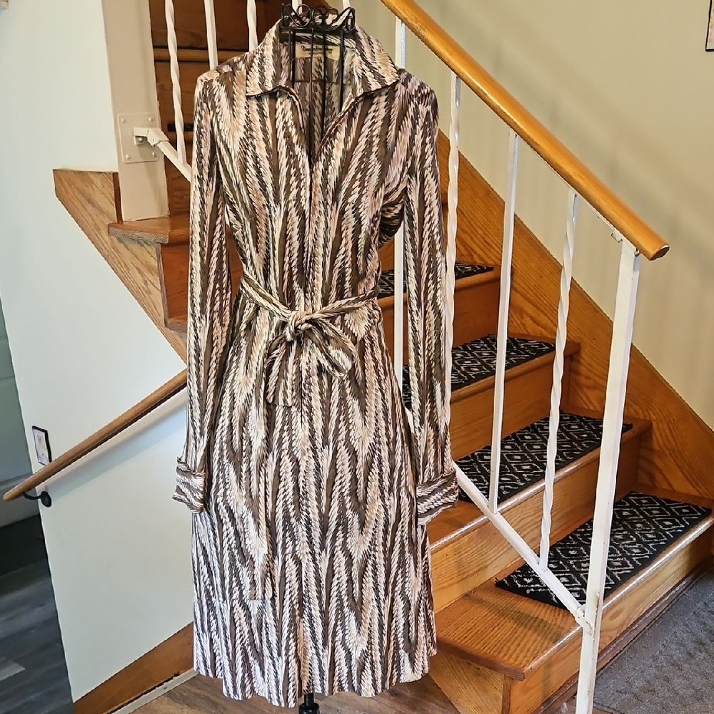 👗VINTAGE Diane Von Furstenberg Brown and White Long Sleeve Tie Front Dress